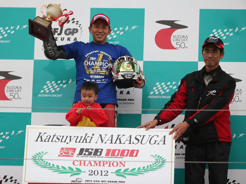 チャンピオンを獲得し表彰台に立つ中須賀選手