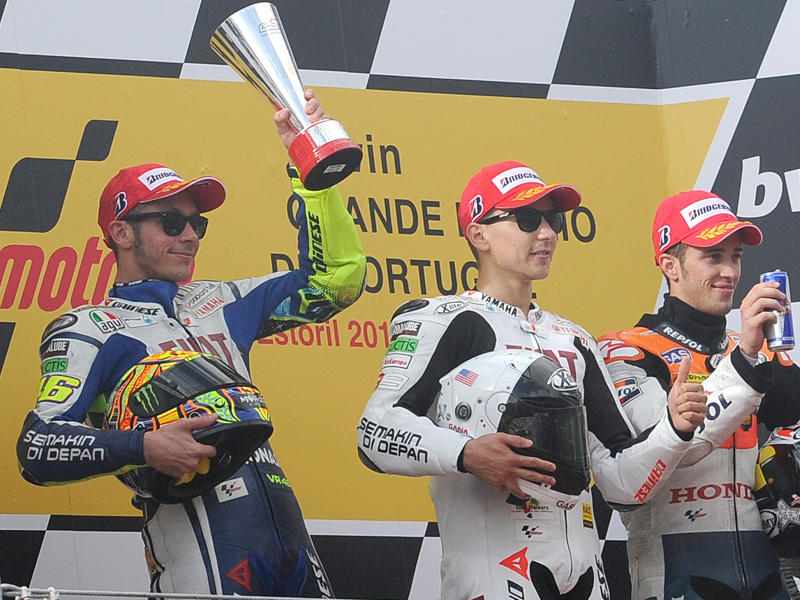 J・ロレンソ（中央）とV・ロッシ（左）が1位、2位を獲得し、チーム、ライダー、コンストラクターの3冠達成に貢献した