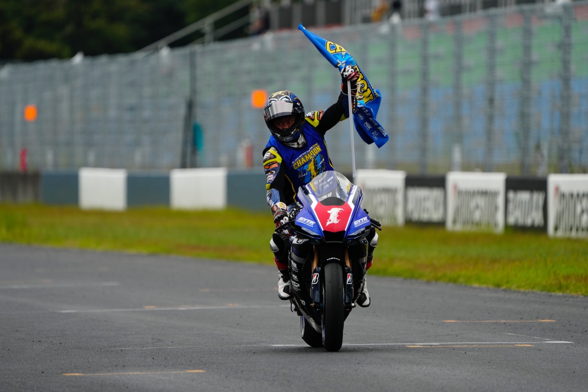 中須賀 克行/YZF-R1 挑戦の軌跡 2022年 7大会、13レース全勝、底が見えない強さで圧倒