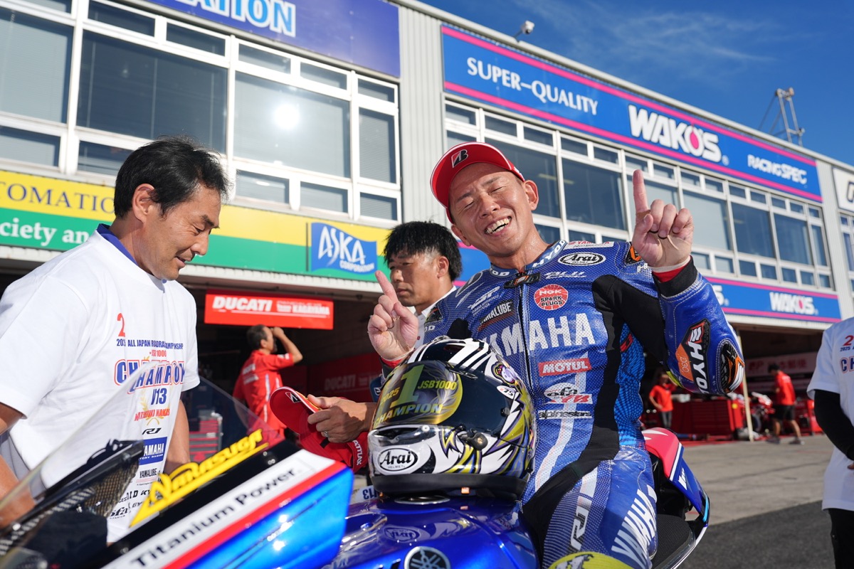 中須賀 克行/YZF-R1 挑戦の軌跡 2025年 岡本から技術を吸収、欧州車との戦いを制してチャンピオンへ