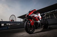 YZF-R1: YAMAHA RACING TEAM