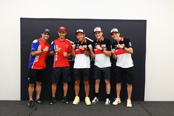 Honda HRC とYRTが共同記者会見を実施、ファイティングポーズで「開戦